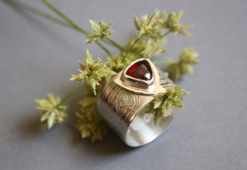 The Druid’s ring, Celtic ring in sterling silver and garnet