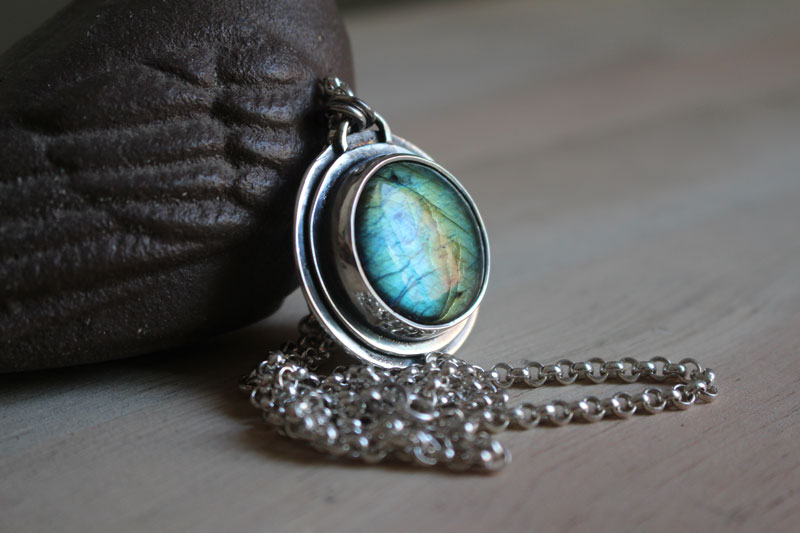 The eye of nature, druidic necklace in sterling silver and labradorite