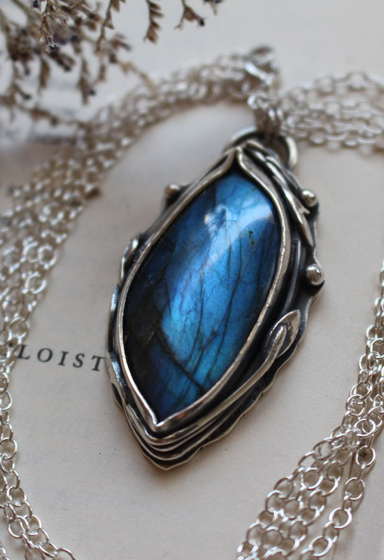 The eye of the forest, nature necklace in sterling silver and labradorite