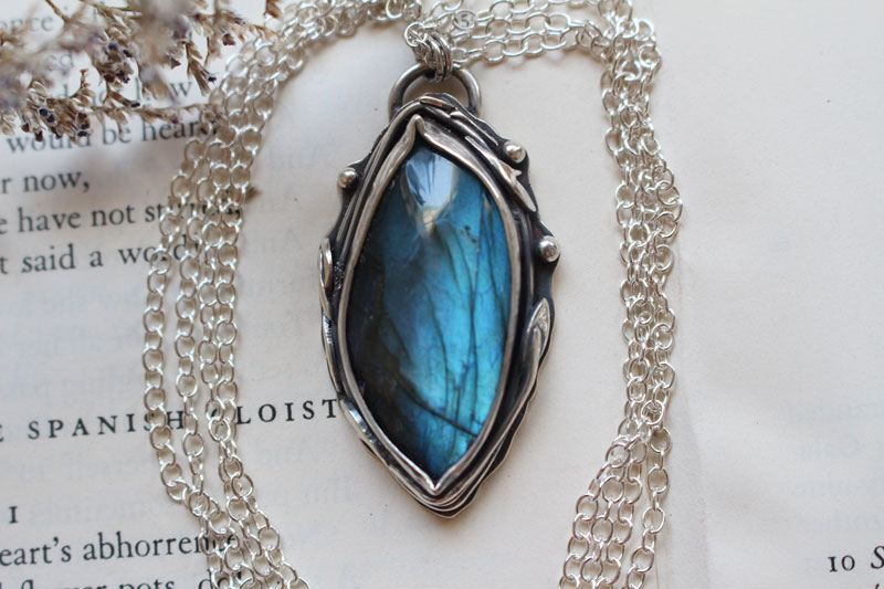 The eye of the forest, nature necklace in sterling silver and labradorite