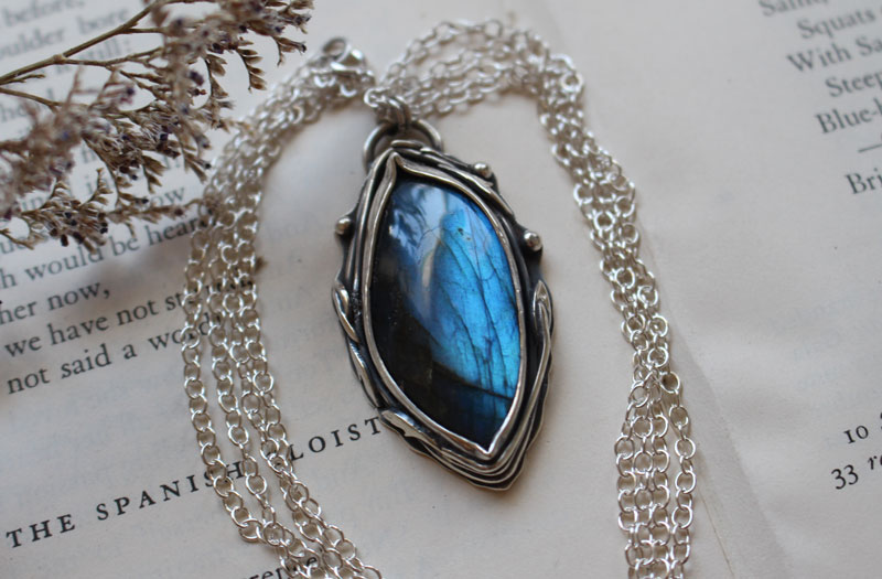 The eye of the forest, nature necklace in sterling silver and labradorite