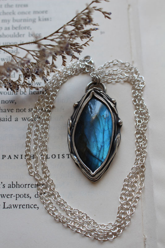 The eye of the forest, nature necklace in sterling silver and labradorite