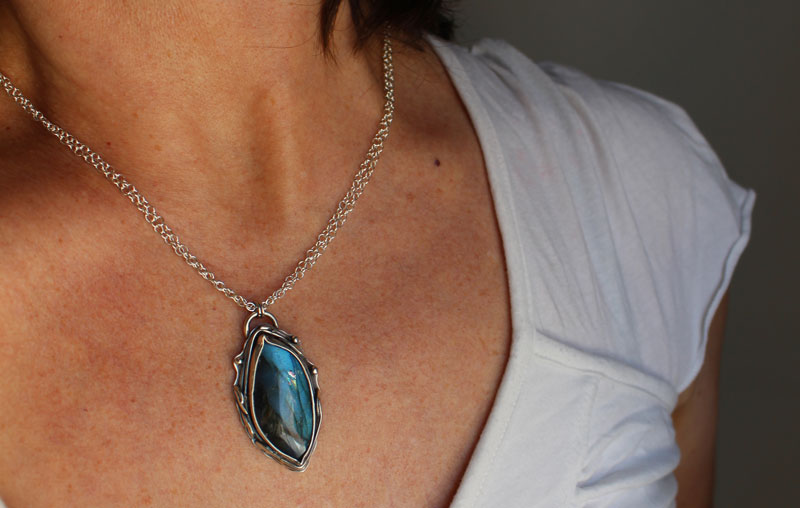 The eye of the forest, nature necklace in sterling silver and labradorite