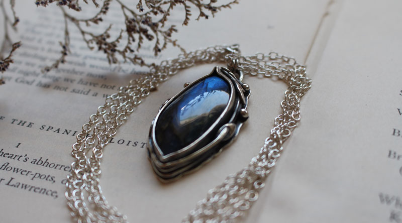 The eye of the forest, nature necklace in sterling silver and labradorite