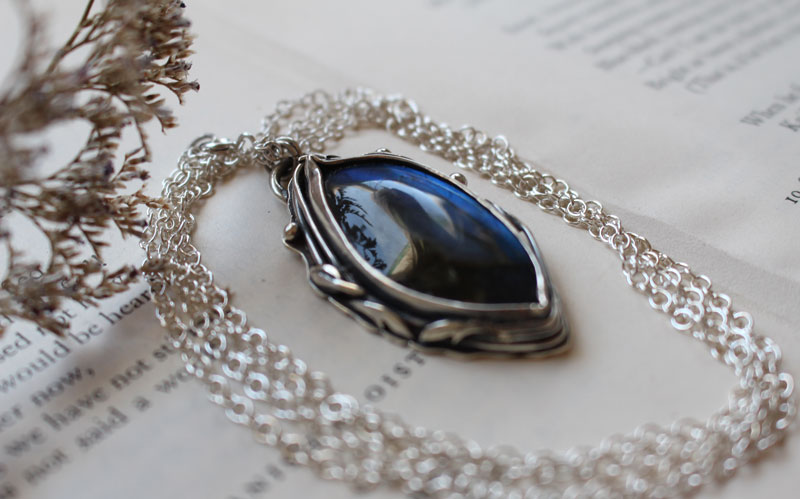 The eye of the forest, nature necklace in sterling silver and labradorite