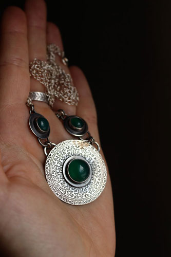 The lady of the lake, medieval necklace in sterling silver and green agate