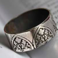 The name of the rose, gothic arch ring in sterling silver