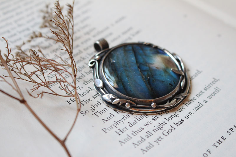 The reflection of the sky, leaves and roots necklace in sterling silver and labradorite 