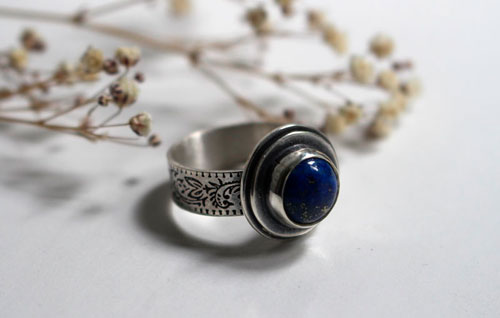 The reflection of the stars, botanical pattern ring in sterling silver and lapis lazuli