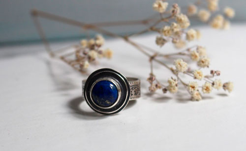 The reflection of the stars, botanical pattern ring in sterling silver and lapis lazuli
