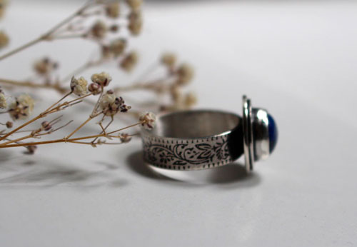 The reflection of the stars, botanical pattern ring in sterling silver and lapis lazuli