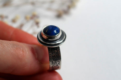 The reflection of the stars, botanical pattern ring in sterling silver and lapis lazuli