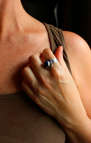 The reflection of the stars, botanical pattern ring in sterling silver and lapis lazuli