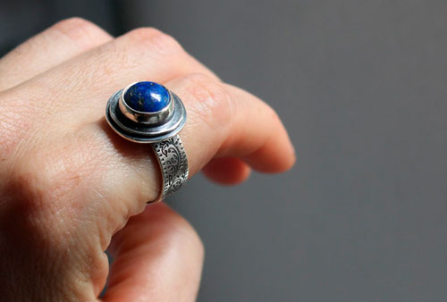 The reflection of the stars, botanical pattern ring in sterling silver and lapis lazuli