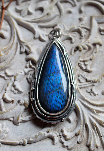 The same moon, botanical pendant in sterling silver and labradorite 