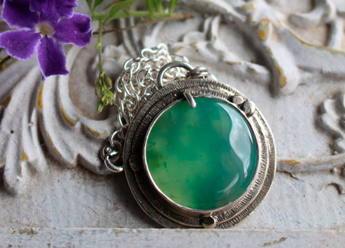 The secret of the pond, countryside necklace in sterling silver and chrysoprase