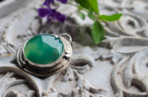 The secret of the pond, countryside necklace in sterling silver and chrysoprase