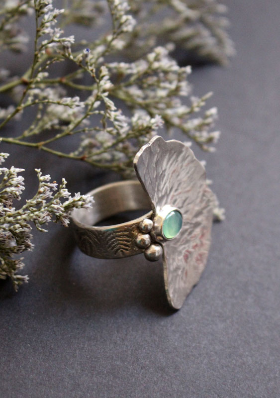 The sound of water, water lily leaf ring in sterling silver and chrysoprase