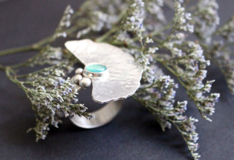 The sound of water, water lily leaf ring in sterling silver and chrysoprase