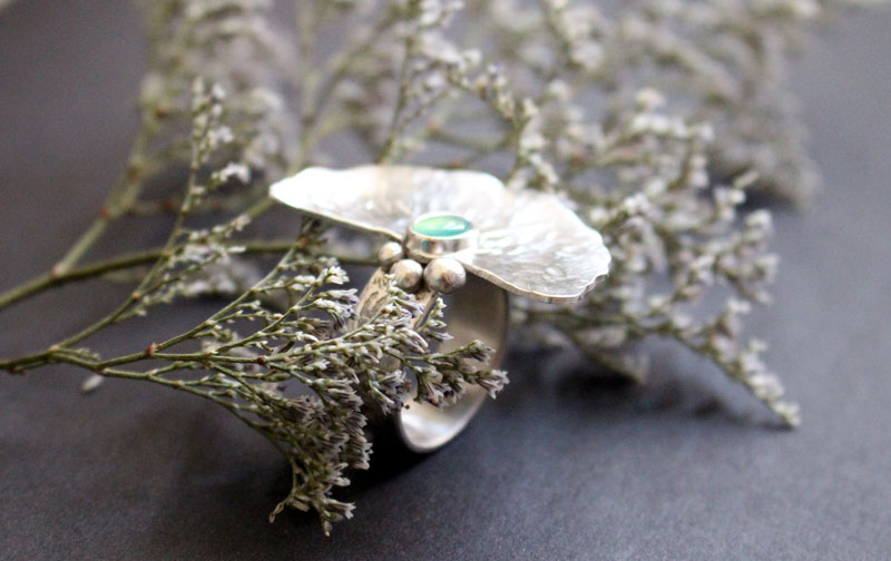 The sound of water, water lily leaf ring in sterling silver and chrysoprase