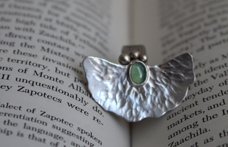 The sound of water, water lily leaf ring in sterling silver and chrysoprase