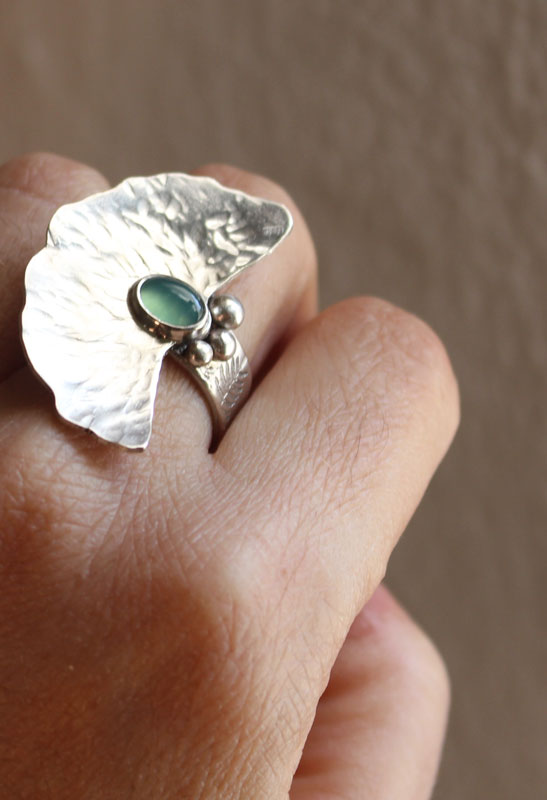 The sound of water, water lily leaf ring in sterling silver and chrysoprase