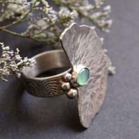 The sound of water, water lily leaf ring in sterling silver and chrysoprase
