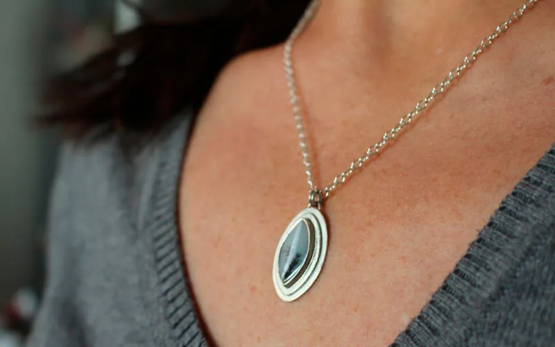 A flower in the desert, growth pendant in silver and dendritic agate