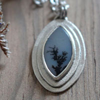 A flower in the desert, growth pendant in silver and dendritic agate