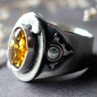 A halo in the darkness, sun ring in sterling silver and amber