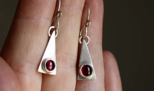 Adasam, triangle earrings in silver and birthstone (garnet, amethyst, aquamarine, moonstone, onyx, alexandrite, ruby, peridot, sapphire, opal, citrine, turquoise)