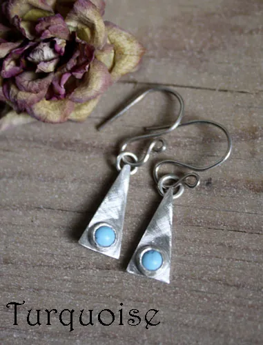 Adasam, triangle earrings in silver and birthstone (garnet, amethyst, aquamarine, moonstone, onyx, alexandrite, ruby, peridot, sapphire, opal, citrine, turquoise)