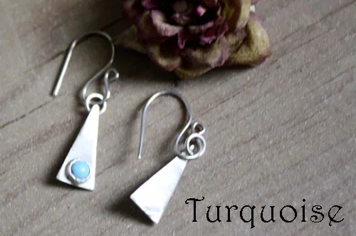 Adasam, triangle earrings in silver and birthstone (garnet, amethyst, aquamarine, moonstone, onyx, alexandrite, ruby, peridot, sapphire, opal, citrine, turquoise)