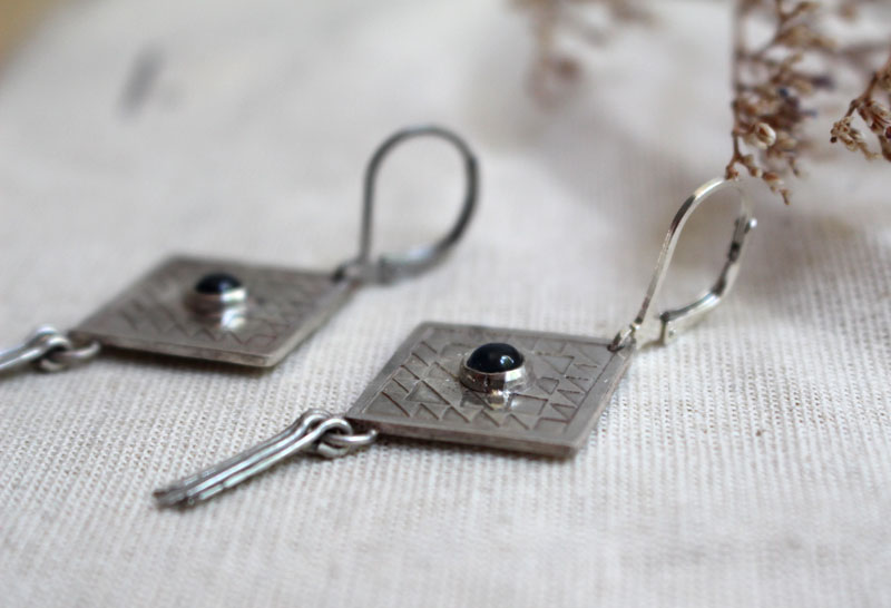Akapana, kite earrings in silver and blue zircon