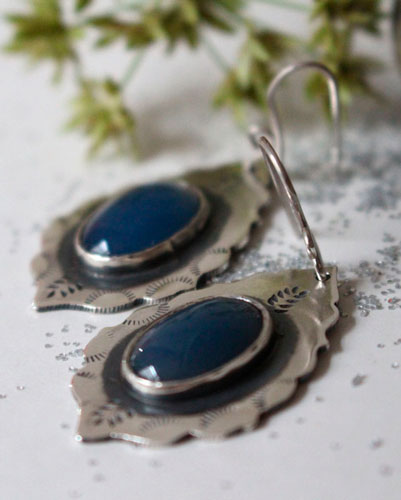 Ama, Native American water earrings in silver and blue agate
