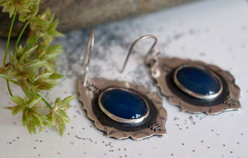 Ama, Native American water earrings in silver and blue agate