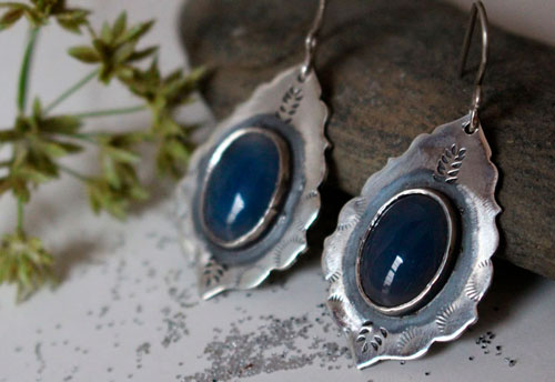 Ama, Native American water earrings in silver and blue agate