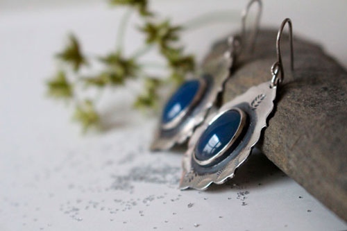 Ama, Native American water earrings in silver and blue agate