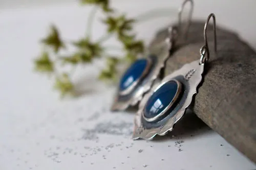 Ama, Native American water earrings in silver and blue agate