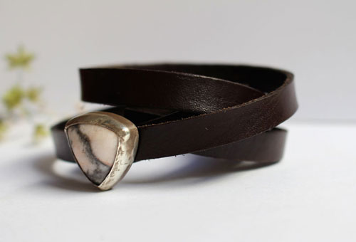 Ansfried, peace and victory bracelet in silver, brass, leather and rhodonite
