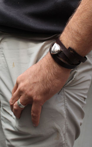 Ansfried, peace and victory bracelet in silver, brass, leather and rhodonite