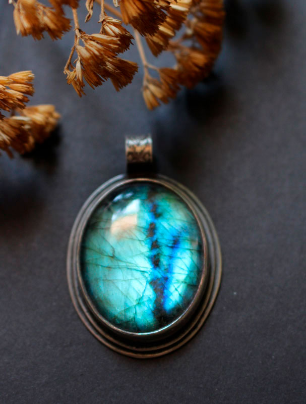 Appeasement, the virtues of blue pendant in silver and labradorite