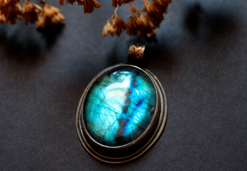 Appeasement, the virtues of blue pendant in silver and labradorite