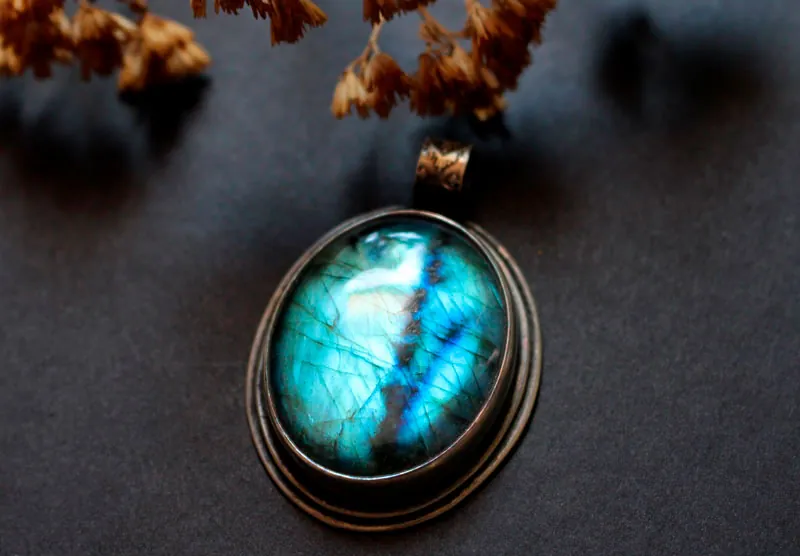 Appeasement, the virtues of blue pendant in silver and labradorite