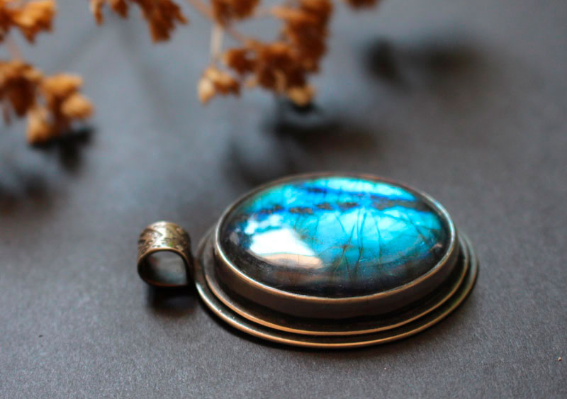 Appeasement, the virtues of blue pendant in silver and labradorite