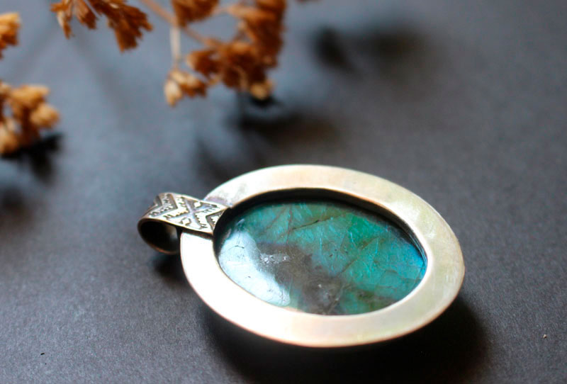 Appeasement, the virtues of blue pendant in silver and labradorite
