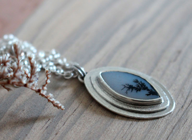 A flower in the desert, growth necklace in sterling silver and dendritic agate