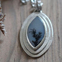 A flower in the desert, growth necklace in sterling silver and dendritic agate