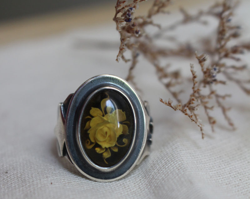 A rose under the stars, intaglio flower ring in silver and amber