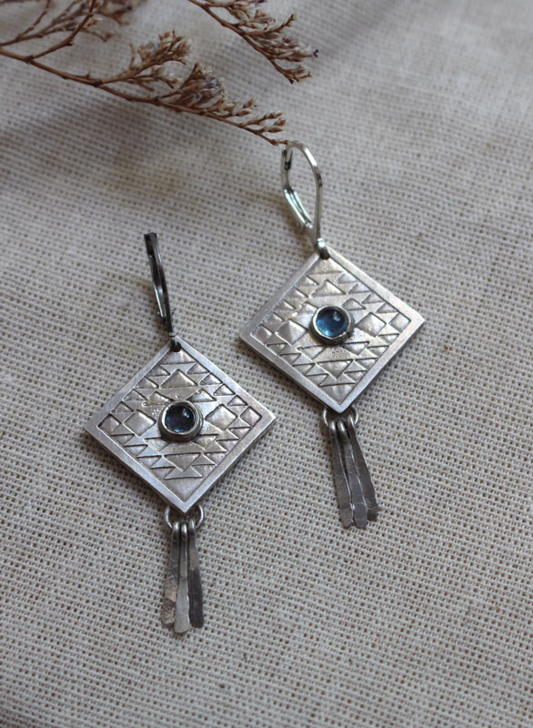 Akapana, kite earrings in silver and blue zircon